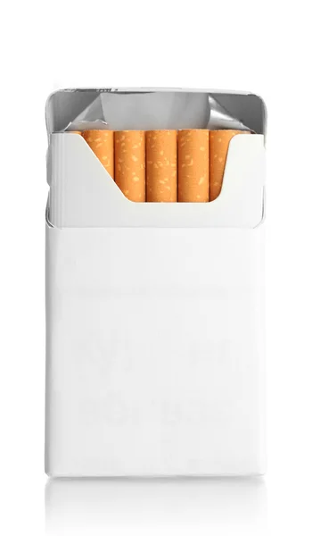 Vak van sigaretten, geïsoleerd op een witte — Stockfoto