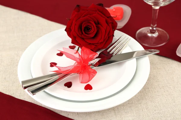 Establecimiento de mesa en honor del primer día de San Valentín — Foto de Stock
