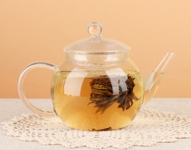 masaya renk background.process çayı üzerinde cam demlik çiçekli egzotik yeşil çay