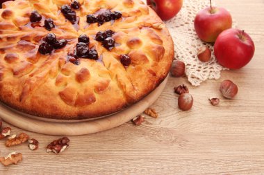 reçel ve ahşap masa üstünde elma ile lezzetli ev yapımı pasta