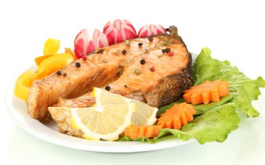 limon ve sebzeler üzerinde beyaz izole iştah açıcı ızgara somon