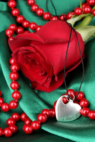 Belle rose rouge avec pendentif coeur — Photo