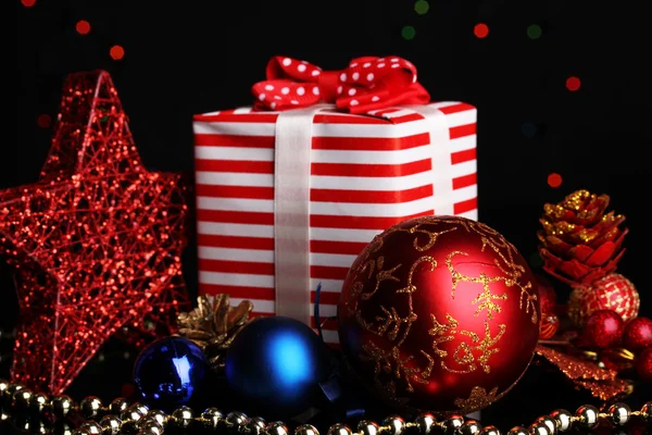 Composizione di anno nuovo dell'arredamento di anno nuovo e regali su sfondo di luci di Natale — Foto Stock