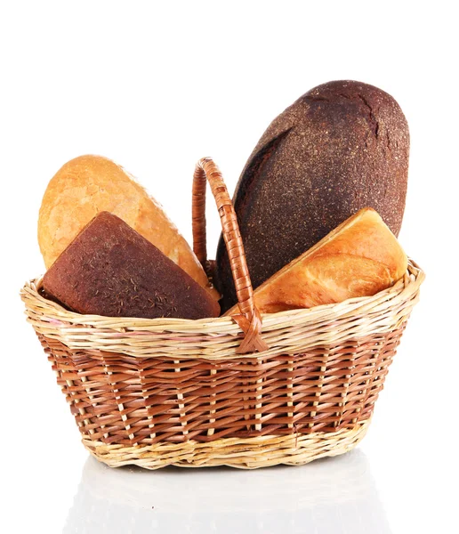 Свіжий хліб в кошику ізольований на білому — стокове фото