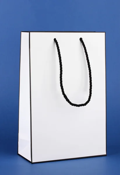 Vit shopping väska på färgbakgrund — Stockfoto