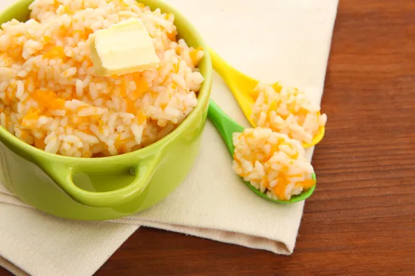 Assaggia il porridge di riso con zucca in casseruola su fondo di legno — Foto Stock