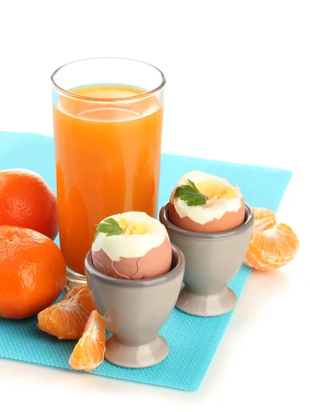 Colazione leggera con uova sode e bicchiere di succo di frutta, isolata su bianco — Foto Stock