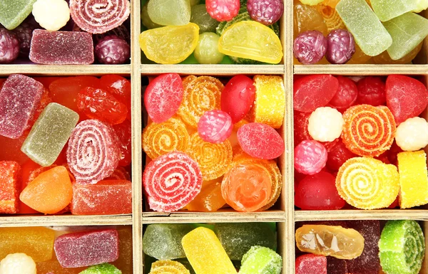 Bunte Bonbons in Holzkiste, Nahaufnahme — Stockfoto