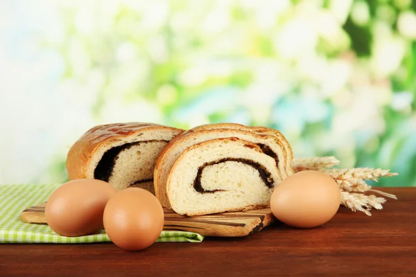 Loaf with poppy seed on cutting board, on bright background — Stock Photo, Image