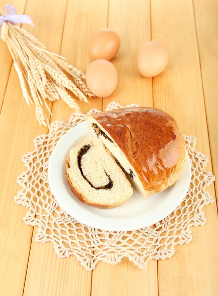 Brød med valmuefrø på farveplade, på træbaggrund - Stock-foto