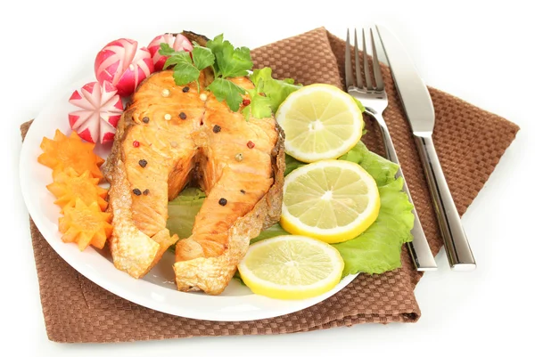 Apetitivo salmón a la parrilla con limón y verduras aisladas en blanco —  Fotos de Stock