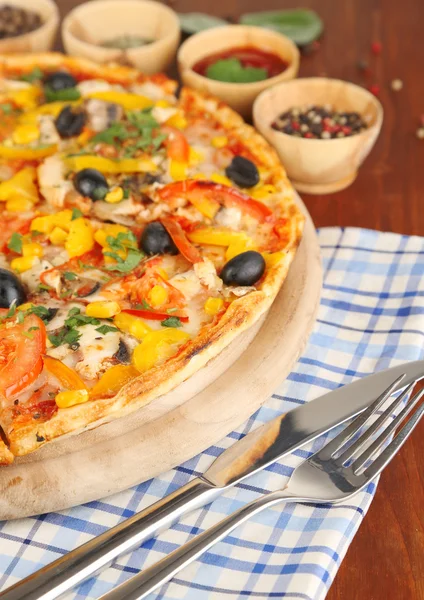 Ahşap masa yakın çekim üzerinde mutfak otlar ile lezzetli pizza — Stok fotoğraf