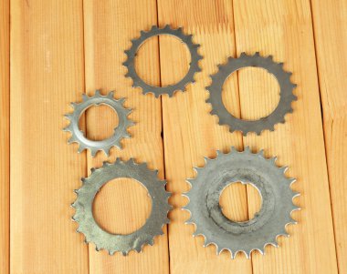 ahşap zemin üzerinde metal cogwheels