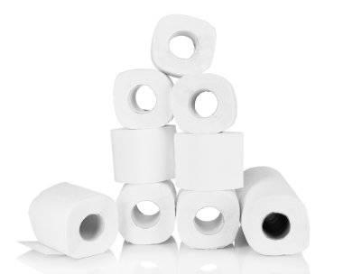 Tuvalet kağıdı ruloları beyaza izole edilmiş.