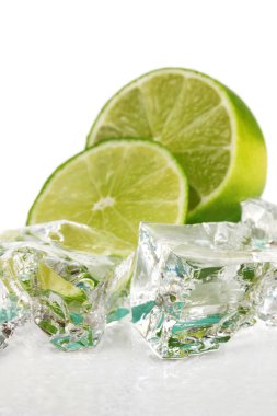 buz küpleri ile üzerine beyaz izole limon