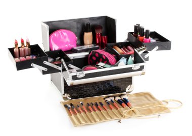 açık durumda kozmetik üzerinde beyaz izole fırçaları ile