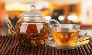 parlak zemin üzerine cam demlik çiçekli egzotik yeşil çay