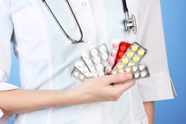 kadın doktor el hapları, renkli arka plan üzerinde tutarak yakın çekim