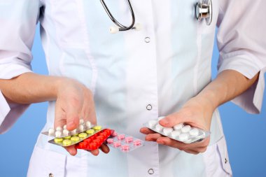 kadın doktor el hapları, renkli arka plan üzerinde tutarak yakın çekim