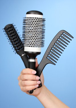 renkli arka plan üzerinde kadın elinde üç taraklar