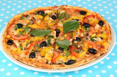 lezzetli pizza üzerinde mavi masa örtüsü yakın çekim