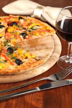 ahşap masa yakın çekim şarap lezzetli pizza