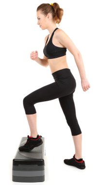 genç bir kadın fitness egzersizleri üzerinde beyaz izole Step yapıyor