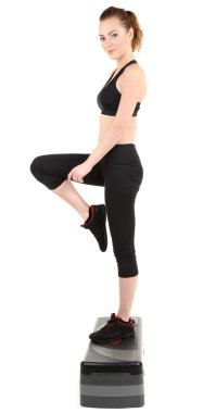 genç bir kadın fitness egzersizleri üzerinde beyaz izole Step yapıyor
