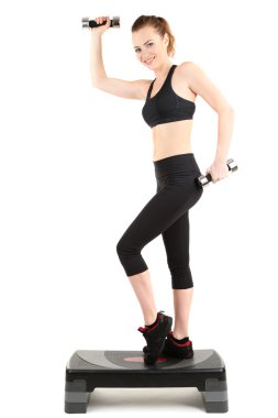 genç bir kadın fitness egzersizleri üzerinde beyaz izole Step yapıyor