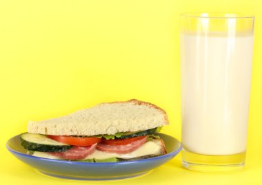 Sarı zemin üzerine süt ile plaka üzerinde sandviç