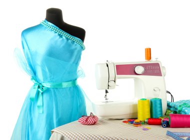 dikiş makinesi, kukla ve üzerinde beyaz izole diğer dikiş ekipman