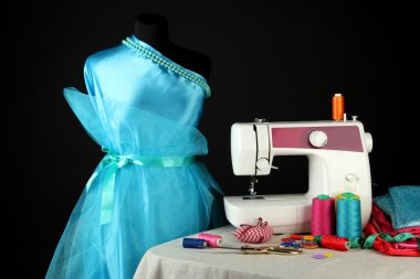 dikiş makinesi, kukla ve siyah izole diğer dikiş ekipman