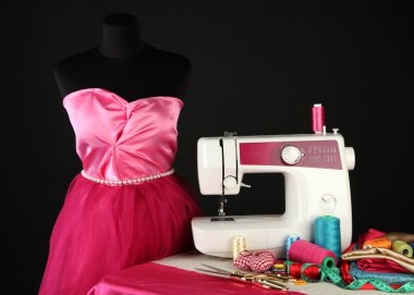 dikiş makinesi, kukla ve siyah izole diğer dikiş ekipman