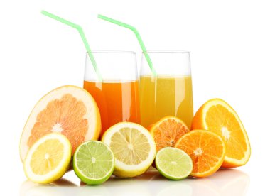 Olgun narenciye suları üzerinde beyaz izole bir sürü