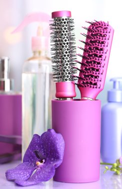 Saç fırçaları ve kozmetik güzellik salonu şişelerde