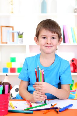 sevimli küçük çocuk albümü içinde çizim