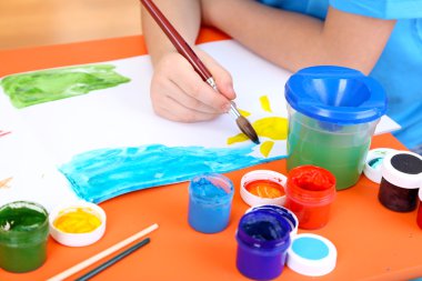 Çocuk boy albümü içinde boyama