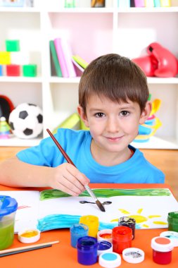 sevimli küçük çocuk albümü içinde boyama