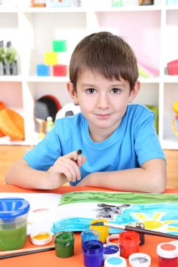 sevimli küçük çocuk albümü içinde boyama