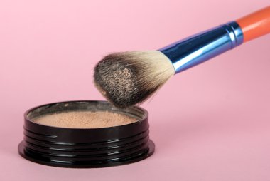 toz ve pembe bir arka plan üzerinde fırça