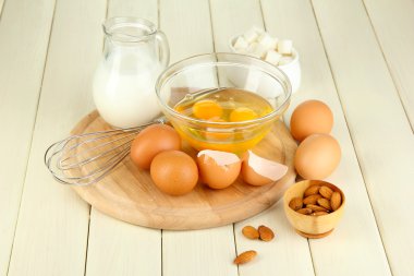 kase ve yanlarında çeşitli malzemeler ahşap masa yakın çekim üzerinde kırık yumurta