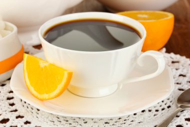 güzel beyaz yemek servisi ile portakal ahşap masa yakın çekim üzerinde