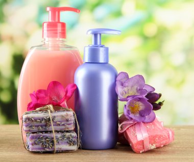 sıvı ve el yapımı Sabun yeşil zemin üzerine ahşap tablo