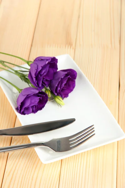 Tableware with flower on bright napkin close-up — Stock Photo, Image