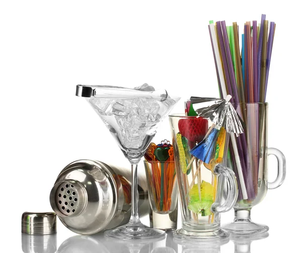 Cocktail shaker et autres équipements de barman isolés sur blanc — Photo