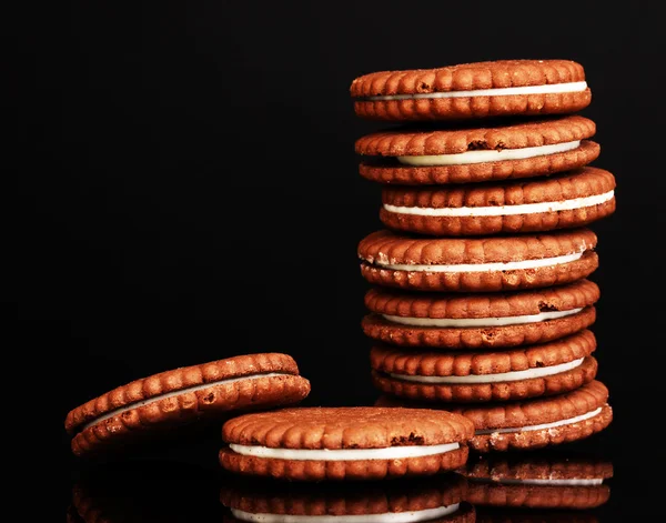 Čokoládové cookies s krémovou vrstvu izolovaných na černém — Stock fotografie