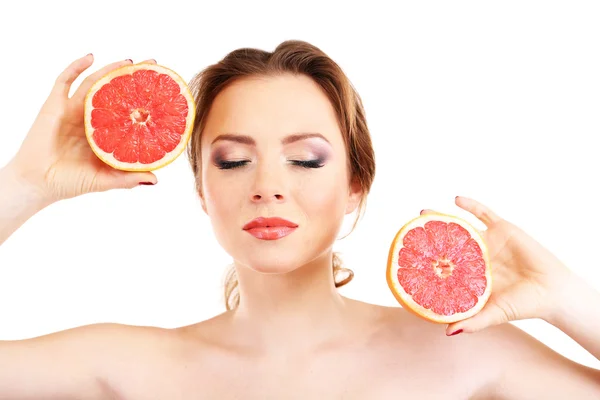 Krásná mladá žena s světlý make-up, držící grapefruit, izolované na bílém — Stock fotografie