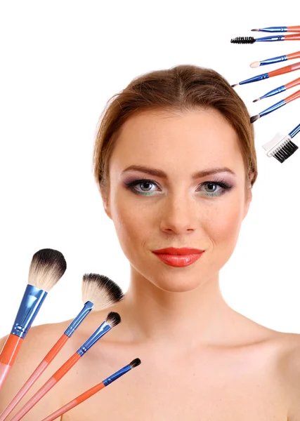 Portret van mooie vrouw met make-up borstels, geïsoleerd op wit — Stockfoto