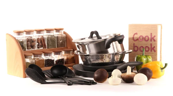Zusammensetzung von Küchengeräten, Gewürzen und Gemüse isoliert auf weiß — Stockfoto
