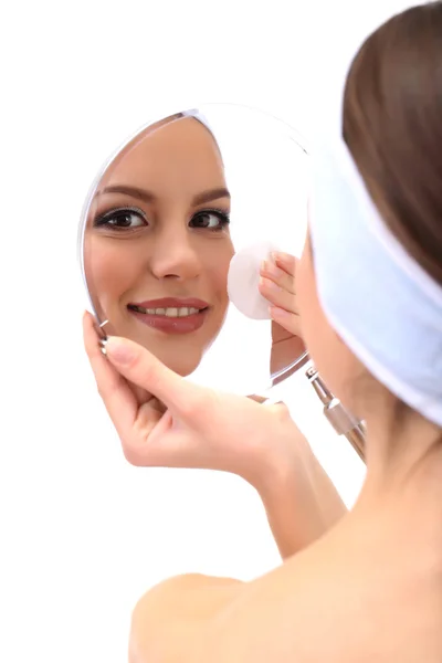 Mujer joven limpiando su cara, aislada en blanco — Foto de Stock